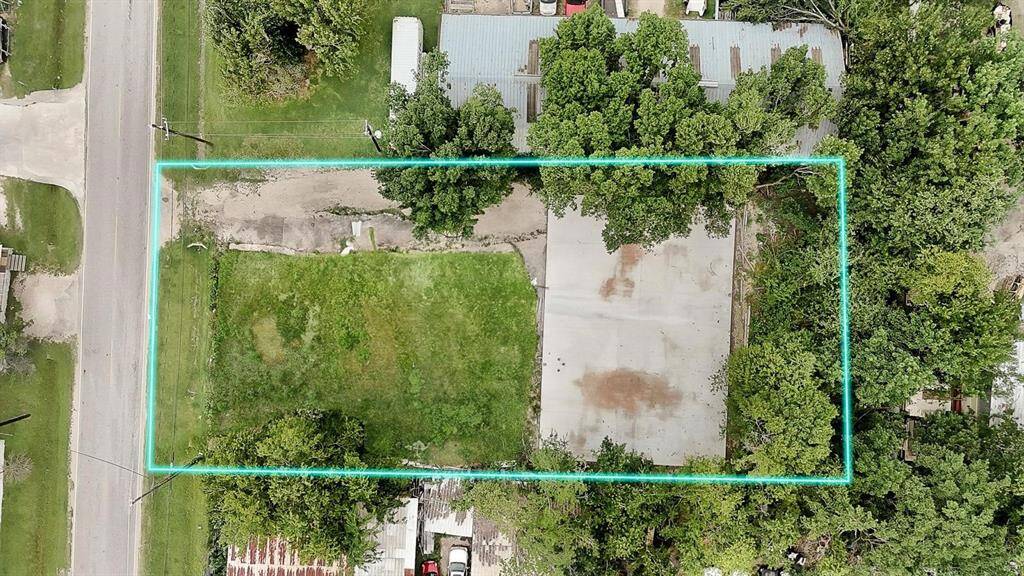 Photo has been adjust to show the property without home but with border lines.