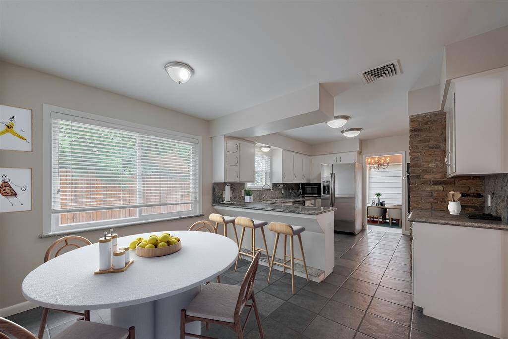 Breakfast area virtually staged