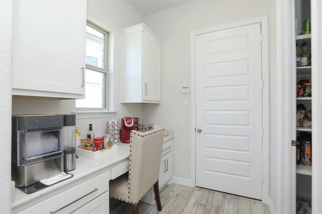 Butlers pantry off the kitchen complete with desk. Can also be used as a coffee bar.