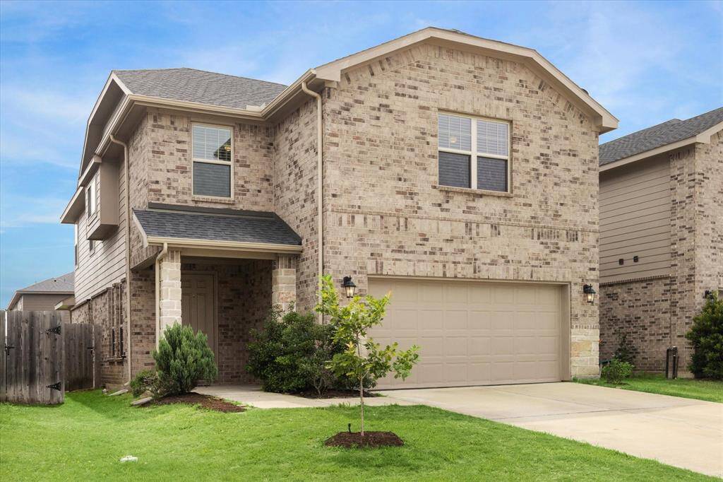 WELCOME TO 103 WEDGEWOOD TRACE, A POPULAR 5 BEDROOM FLOORPLAN WITH A GAMEROOM AND A SECONDARY BEDROOM DOWN.