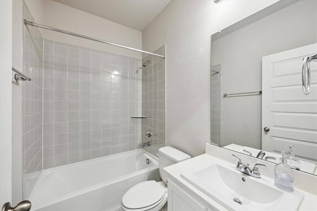 1ST LEVEL FULL BATHROOM WITH TUB/SHOWER.