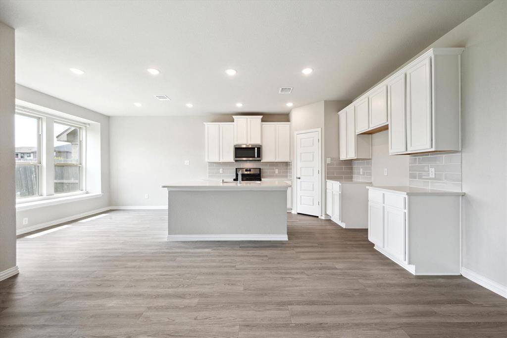 THE DEN OPENS DIRECTLY TO THE ISLAND KITCHEN FOR EVERYDAY LIVING AND ENTERTAINING.