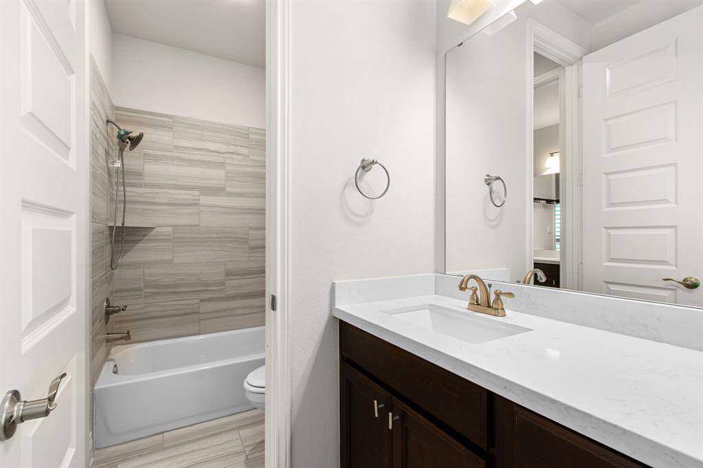 Hollywood bath located between two bedrooms.