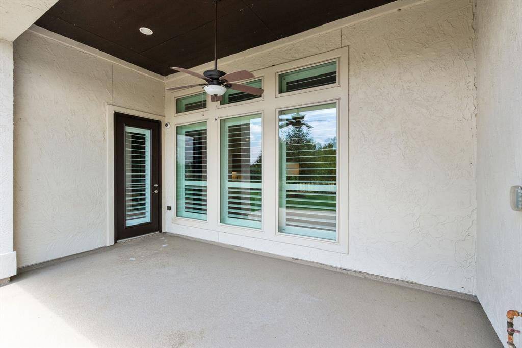 Spacious covered back patio!