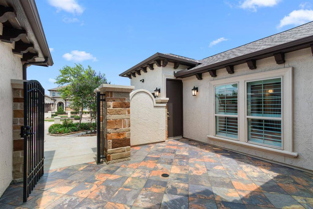 Private courtyard, perfect for entertaining!