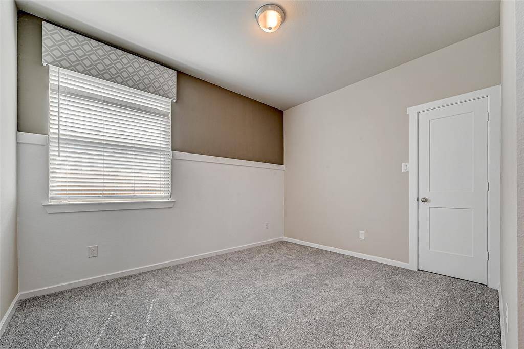 Secondary bedroom, with wall design and curtains as well