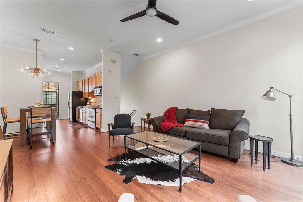 Large and spacious living and kitchen area