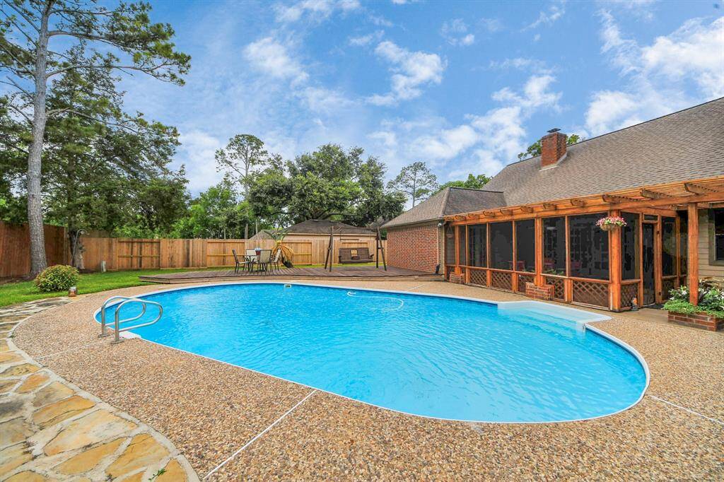 The sparkling pool offers a great way to relax and refresh on hot summer days!