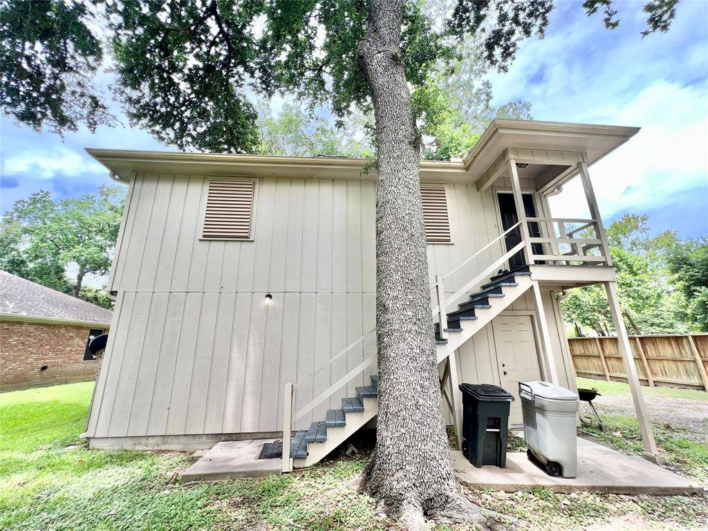 Speaking of, here is the 2 bedroom, one bath garage apartment