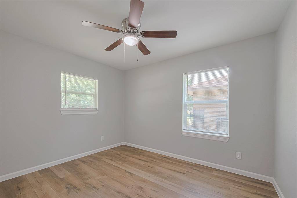 An alternate perspective shows two windows, adding even more daylight and a pleasant cross-breeze potential.
