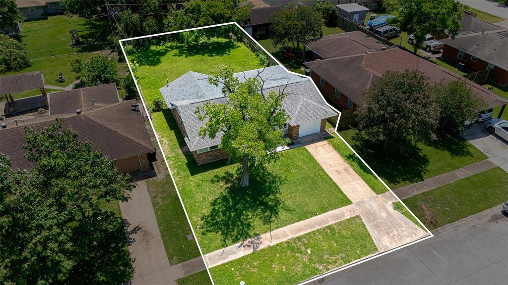 This delightful 3-bedroom, 2-bathroom home offers 1,038 square feet of comfortable living space in the desirable Gulf Palms subdivision.