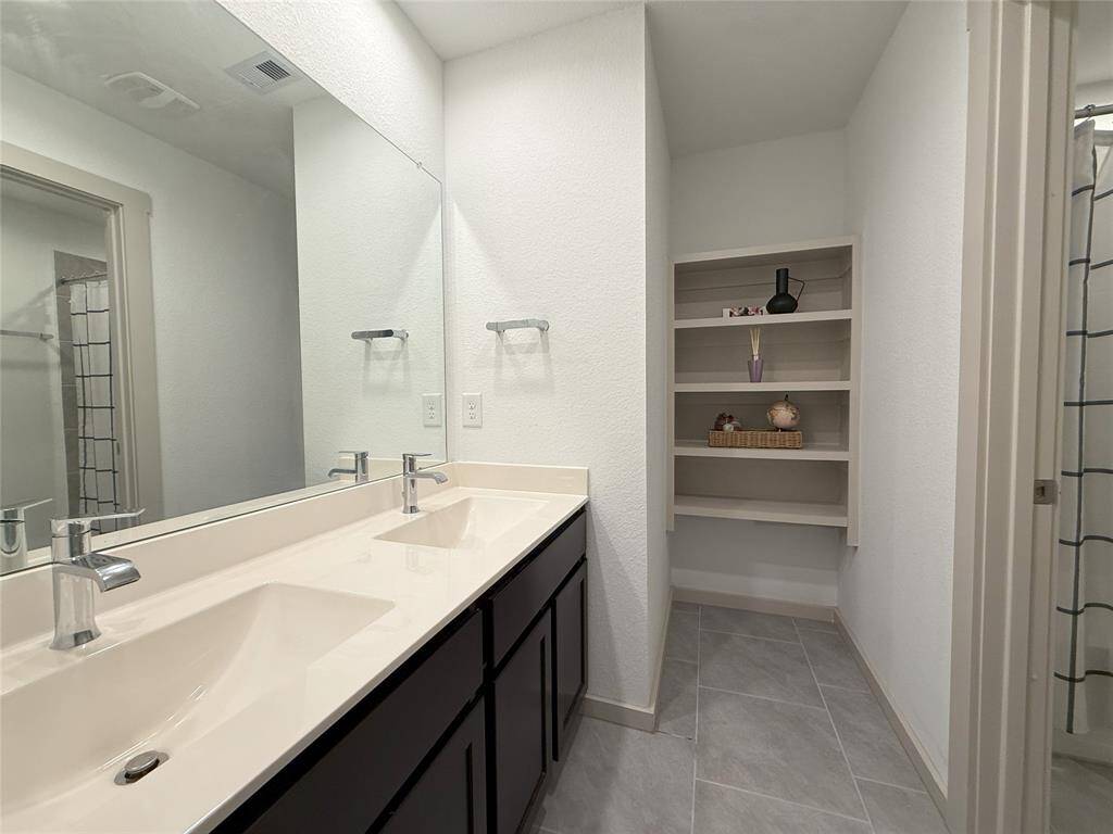 Upstairs full bath