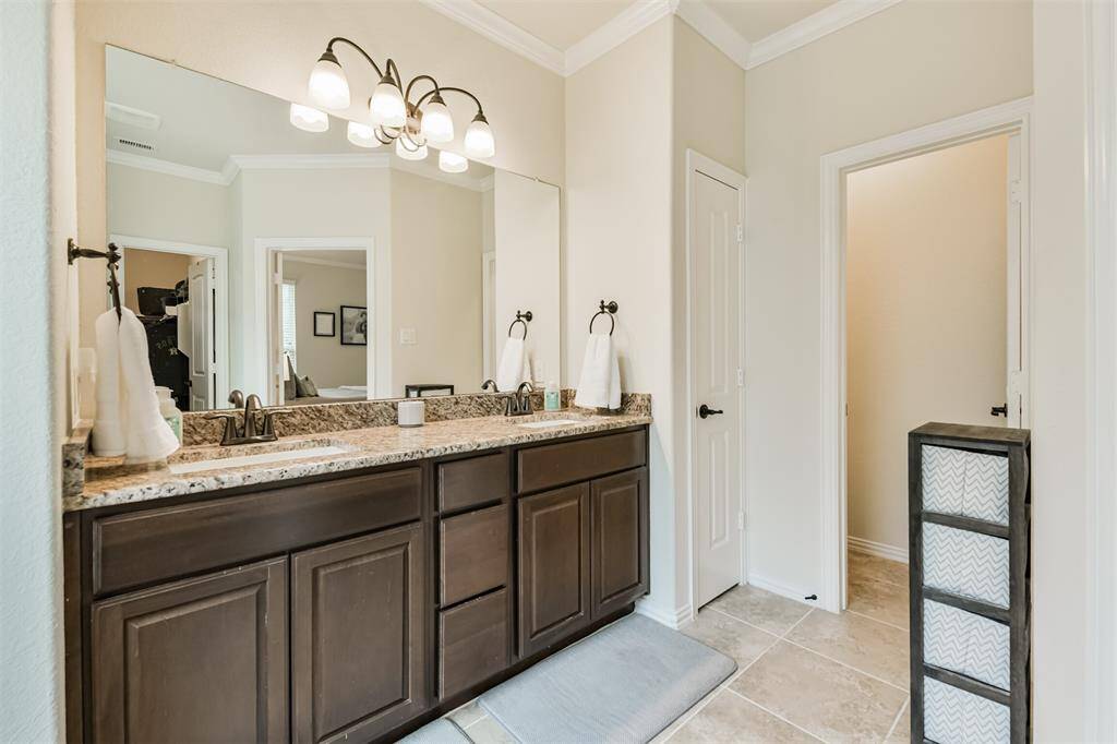 Dual sinks in primary ensuite.