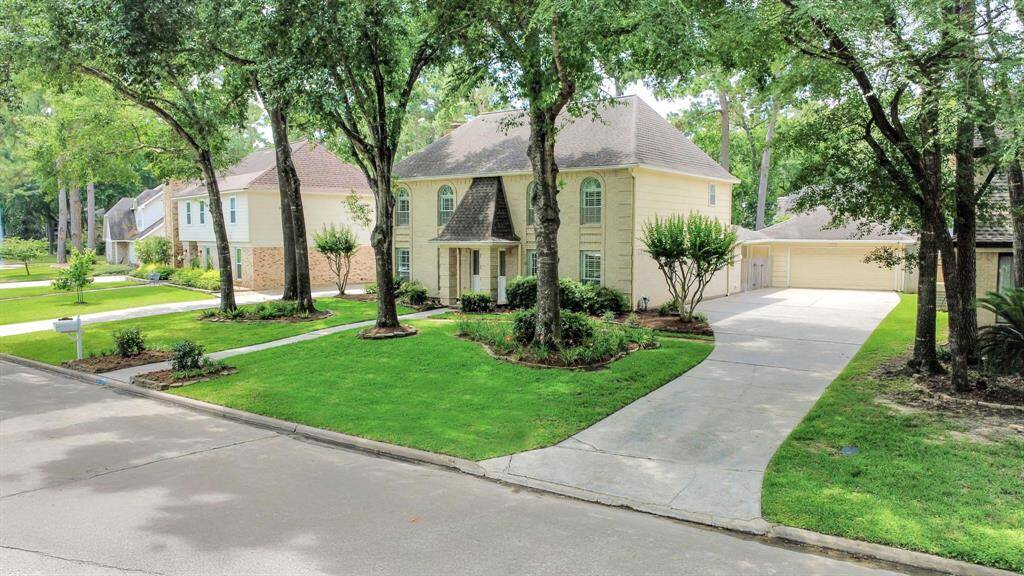 Beautiful Oversized lot in Lakewood Forest, separate 2 car garage
