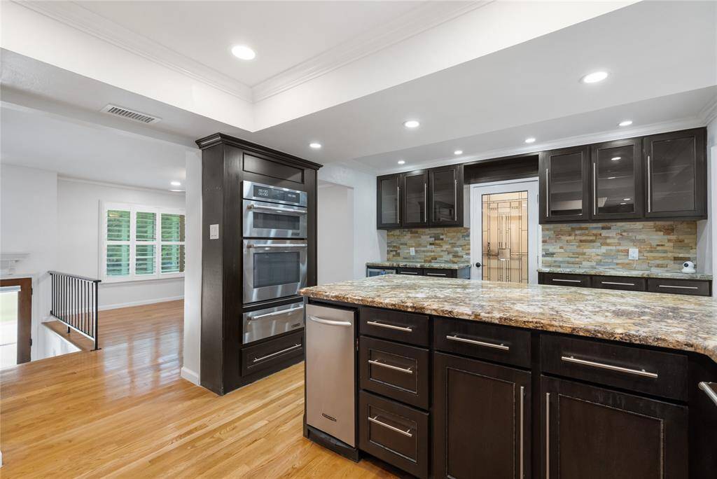 This kitchen is designed for both everyday living and entertaining—imagine cooking with ease at the expansive countertops or gathering around the breakfast bar with friends and family.