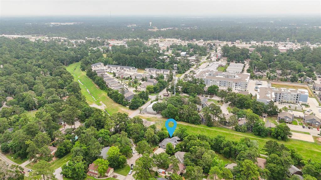 Located in The Woodlands, this home offers peaceful living with access to vibrant amenities—trails, parks, shopping, dining, golf, and live entertainment all just minutes away.