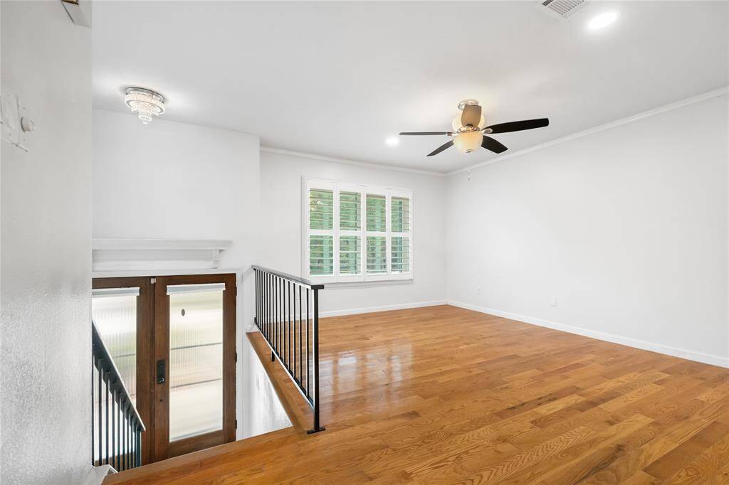 Adjacent to the kitchen, this versatile space can flex to fit your lifestyle—dining area, second living space, reading lounge, or creative corner. Clean white walls and vinyl plank flooring keep it feeling fresh and open, while the ceiling fan adds comfort and ease.