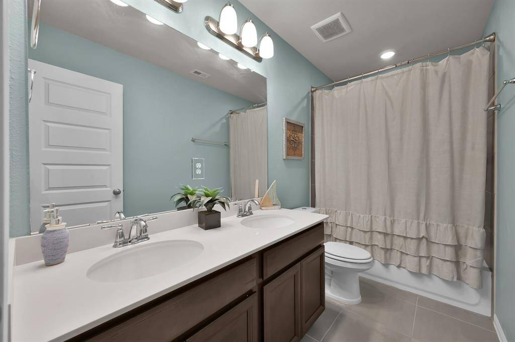Upstairs full bathroom