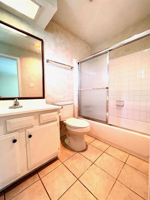 Bathrooms feature sliding bathtub doors!