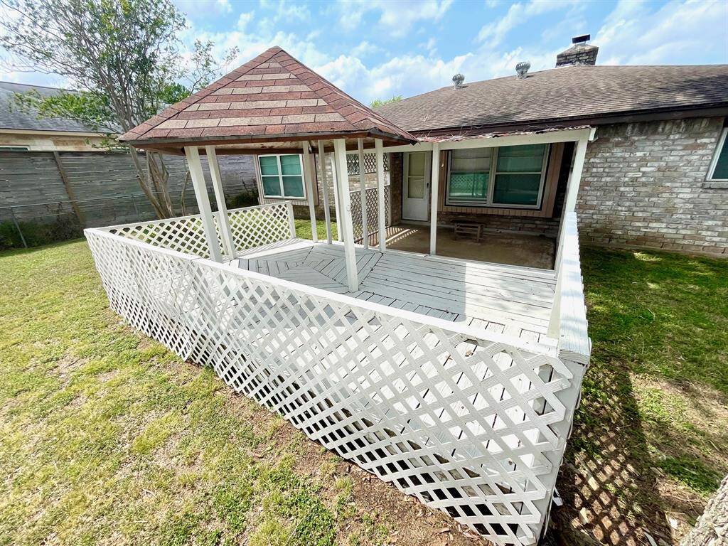 Check out that pergola and covered patio!