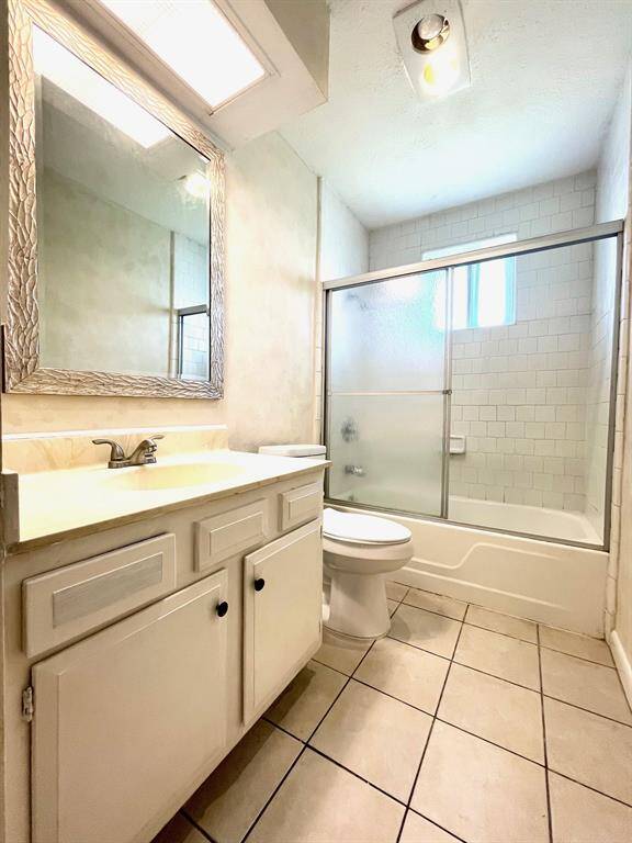 Bathrooms feature sliding bathtub doors!