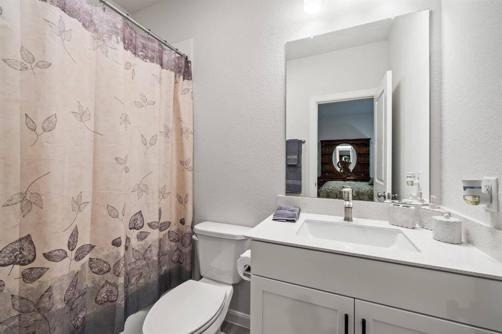 Full bathroom connected to the previously shown secondary bedroom