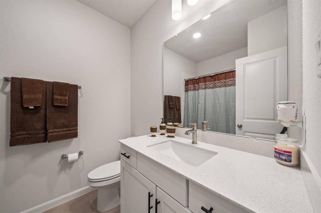 Full bathroom in between secondary bedrooms #2 and #3