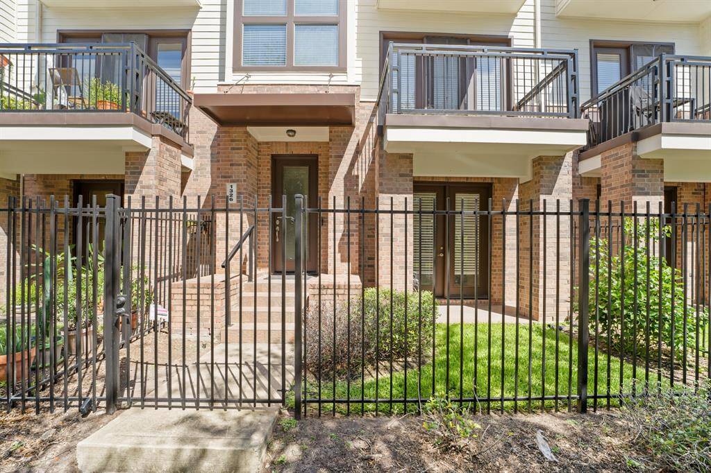 Fully gated front yard with cute patio