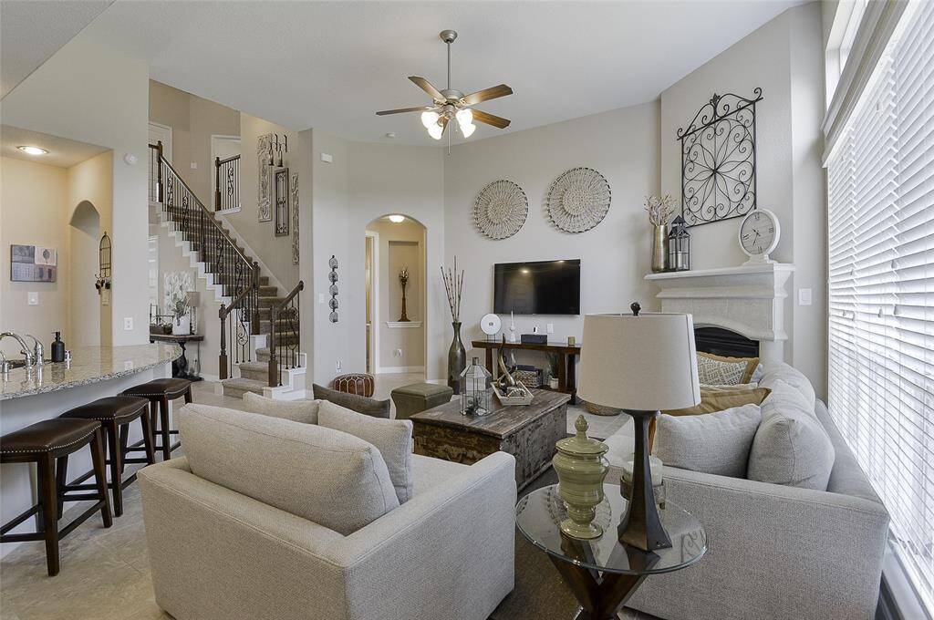 This living room offers a sense of openness and exceptional flexibility—perfect for customizing your ideal layout, whether relaxing, entertaining, or gathering with family.