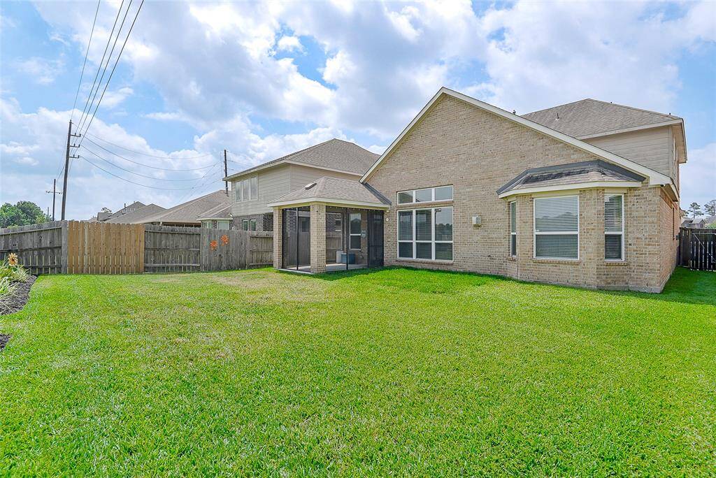 Enjoy this spacious backyard which is ideal for entertaining family and friends—perfect for gatherings, barbecues, and play. With plenty of room to roam, it’s also a haven for your pups to run free and enjoy.