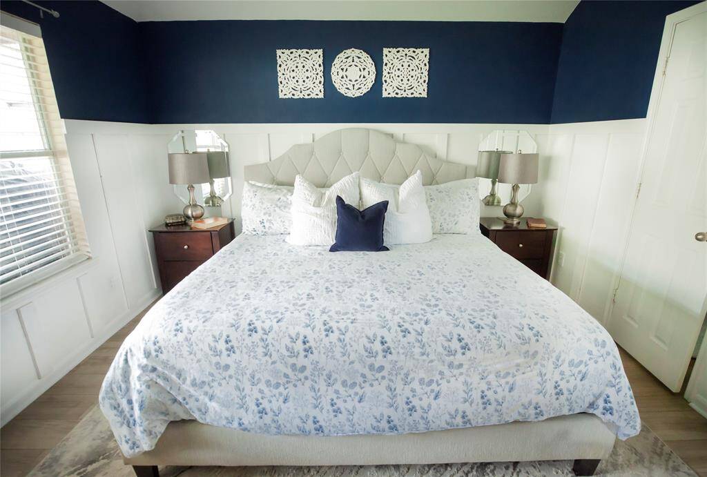 This suite seamlessly blends comfort, elegance, and practicality.