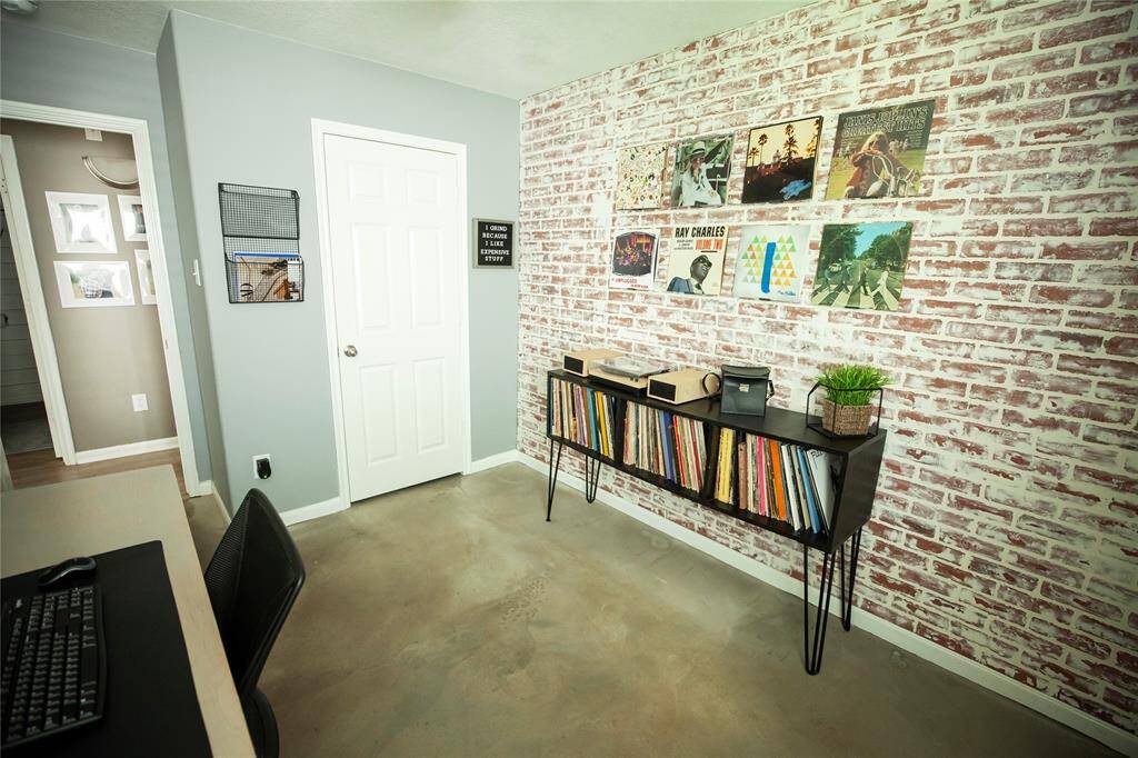 Another look at the bedroom/office