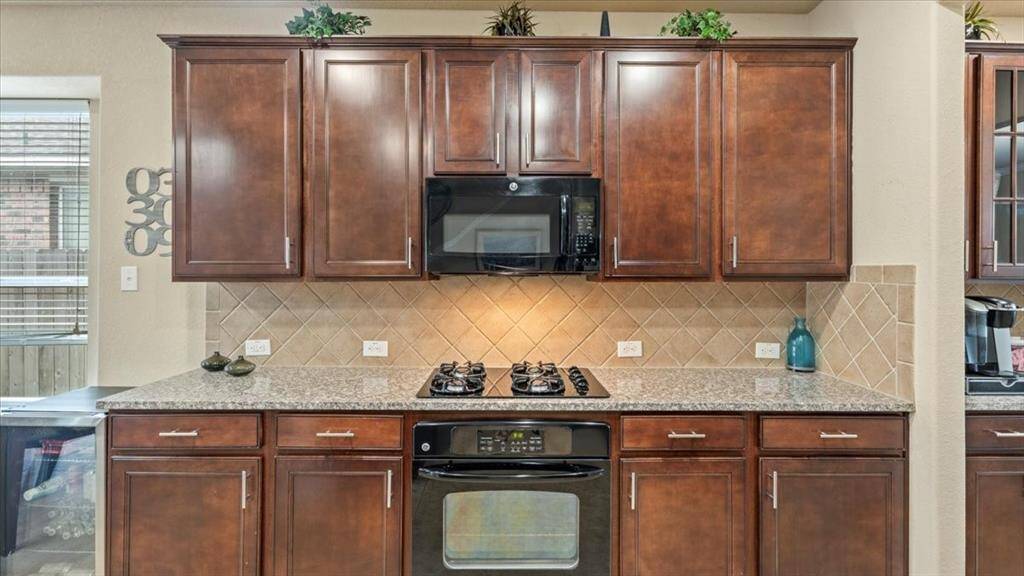 Gas cooktop, built-in microwave