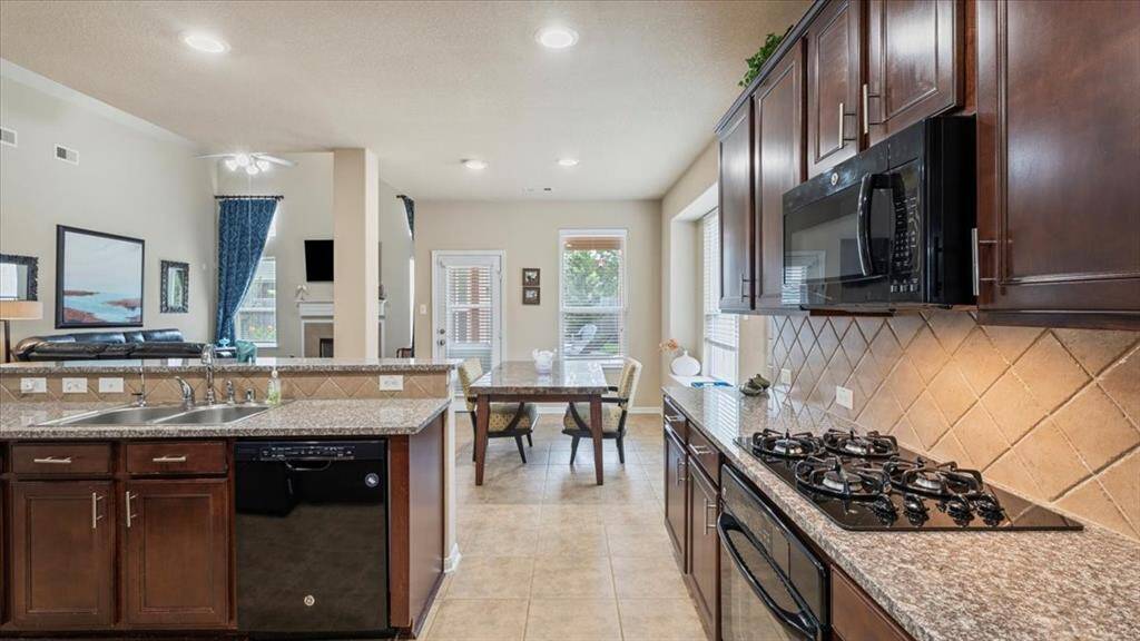 Adjoining breakfast area