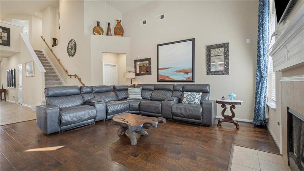 High ceilings in livingroom