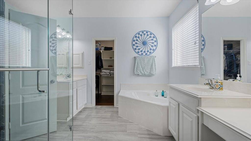 Ensuite primary bathroom