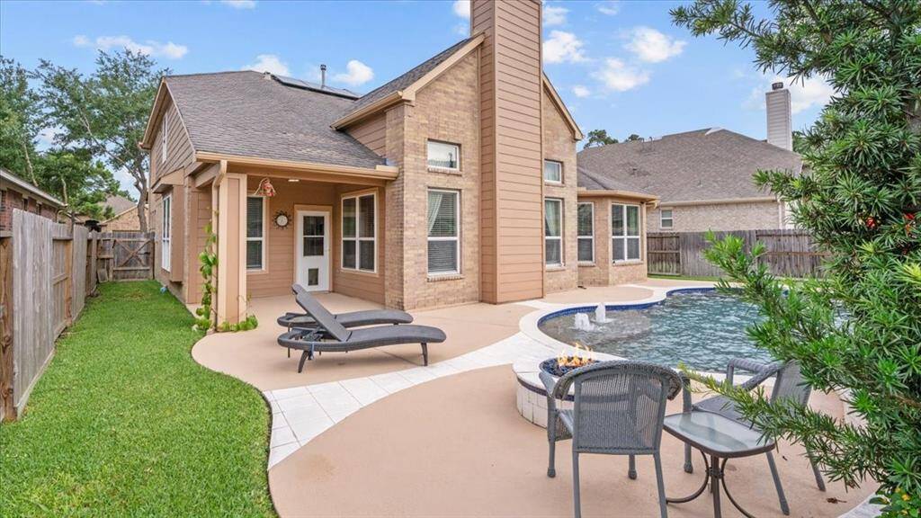 Travertine stone accents
