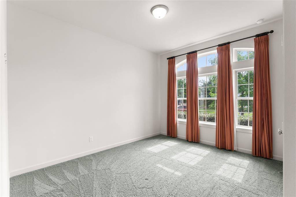 Bright and spacious bedroom—ideal for a guest room, hobby space, or private study.