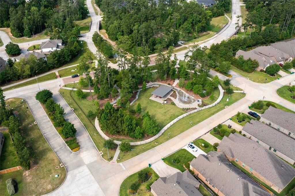 Aerial views show proximity to Trillium Park (less than 2-minute walk!), Grand Central Park amenities, and nearby lakes.
