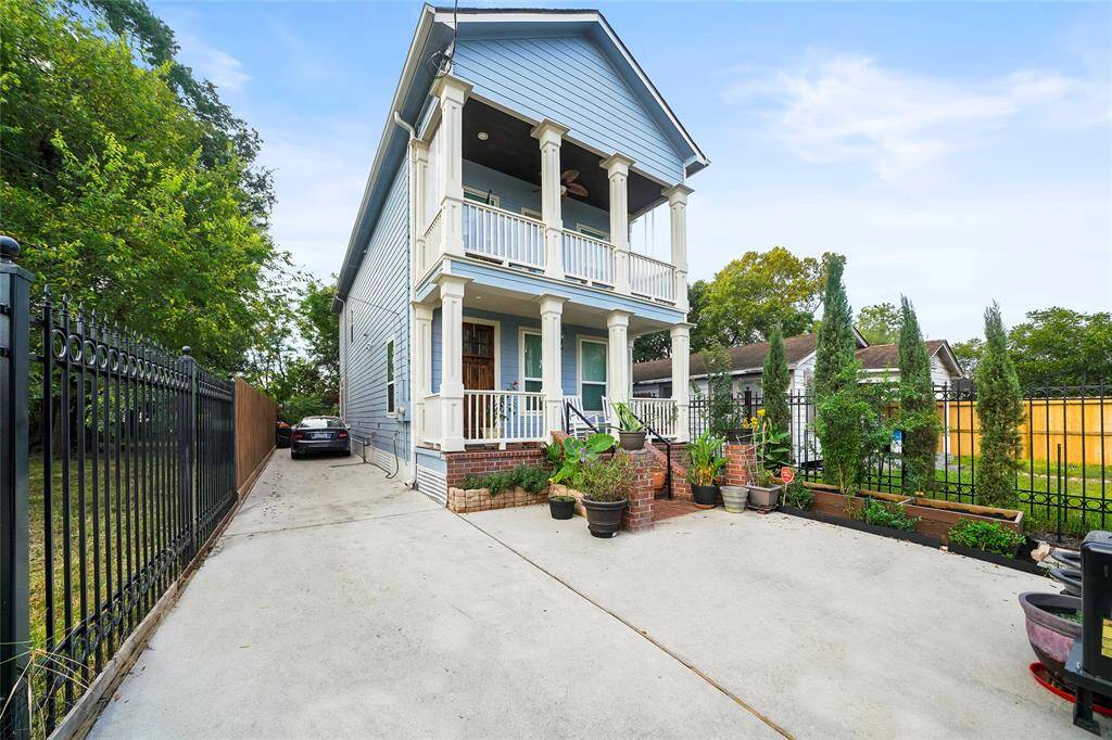 parkingThis home is gated and features plenty of space