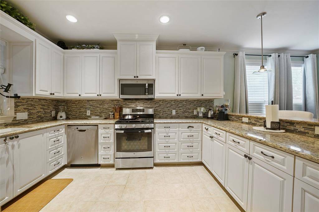 Kitchen - Features granite countertops, plenty of counter & cabinet space for all of your storage needs