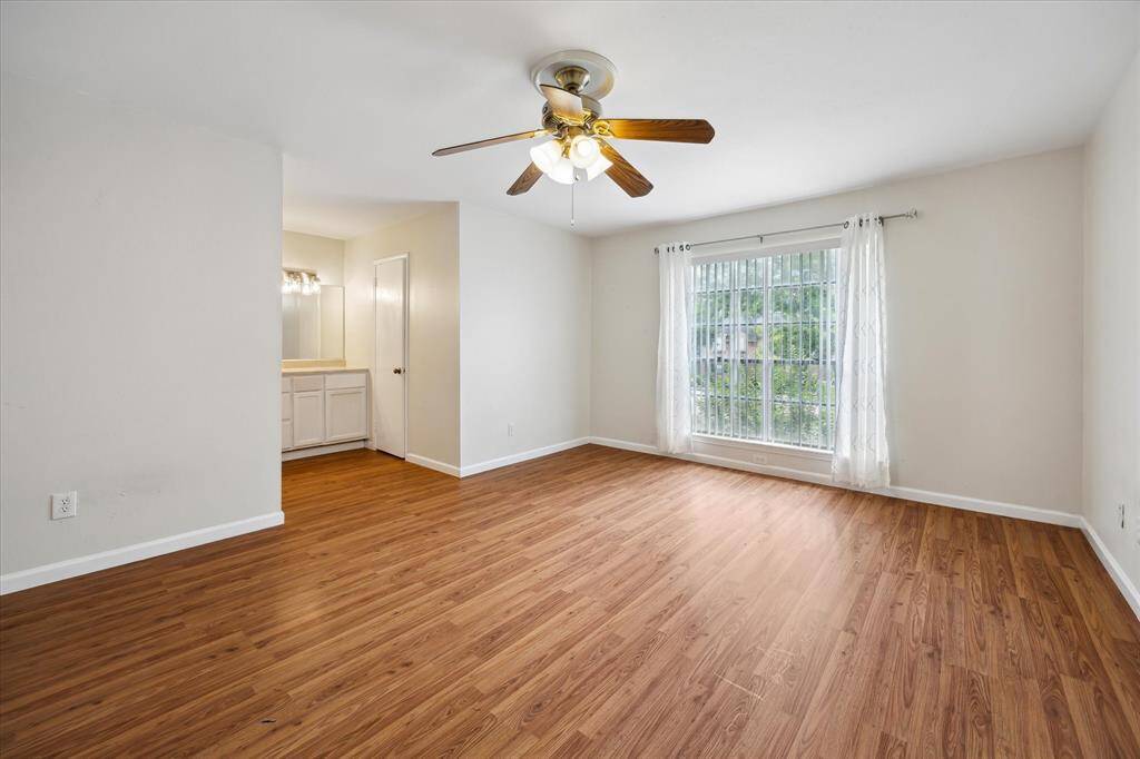 This spacious Master bedroom showcases very well maintained floors with two large windows for natural light. It also features an ensuite bathroom, walk in closet and, an adjacent vanity area offering a very versatile layout.