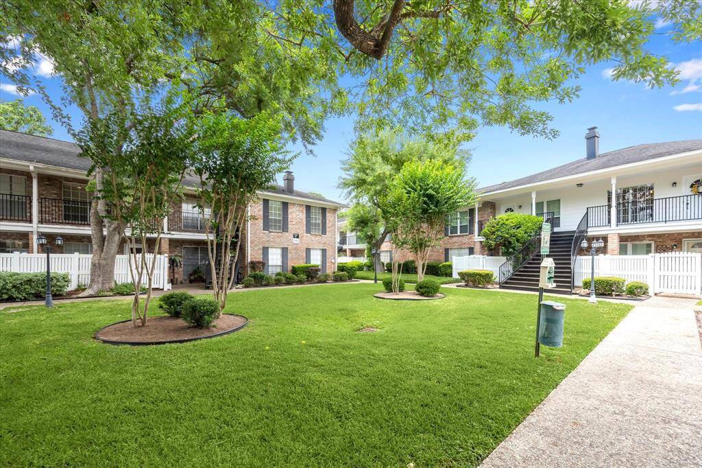 Nice and quiet complex with a well-maintained courtyard featuring lush green lawns and mature trees. The buildings are two-story with classic brick facades and exterior staircases, offering a serene and inviting atmosphere for you and your pets.