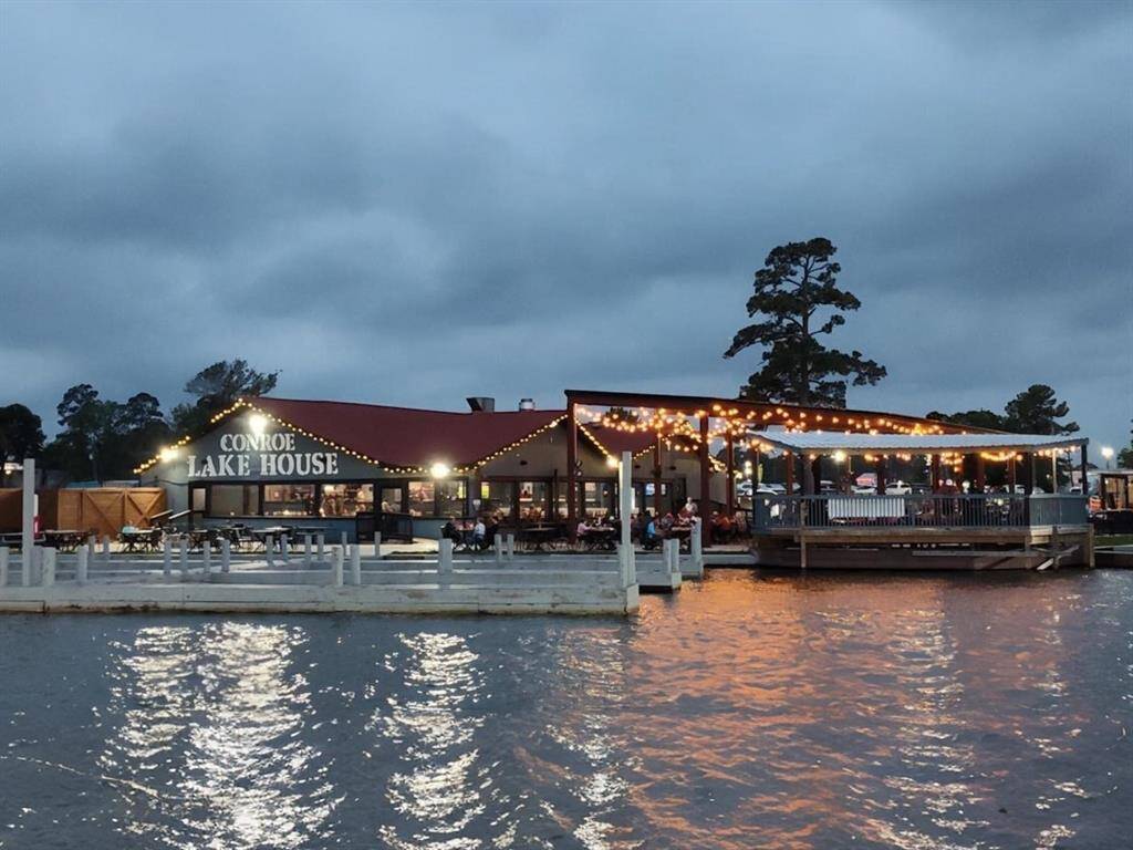 Great location near all of Lake Conroe's dining & shopping