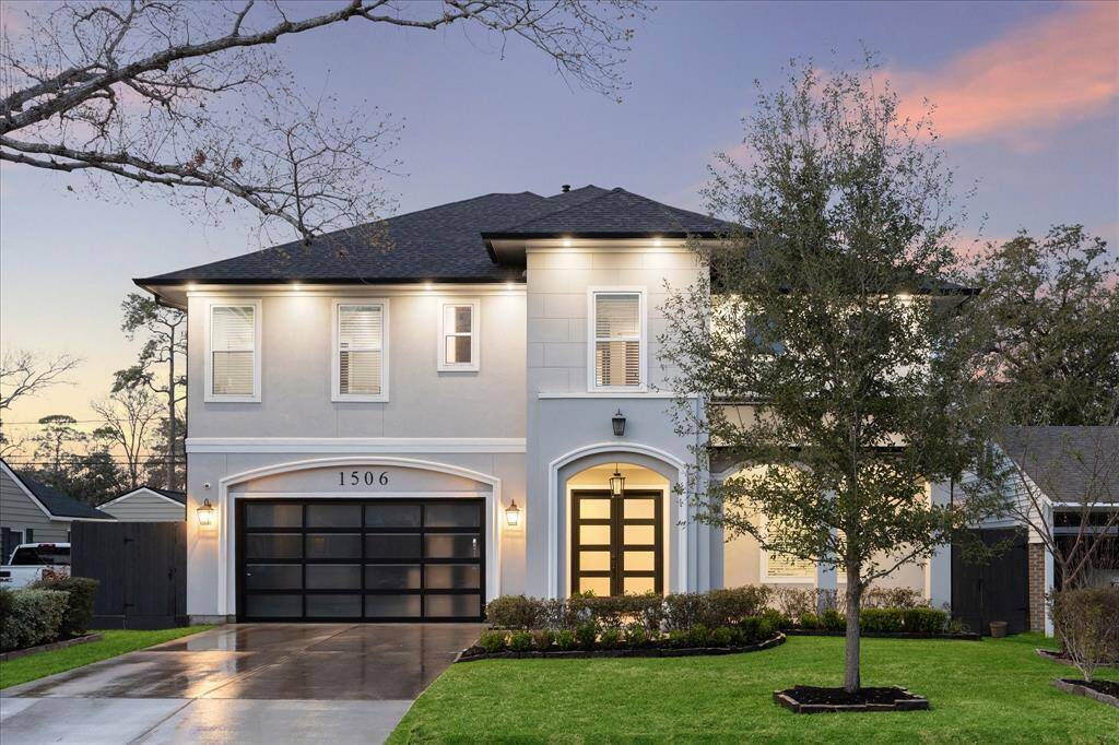 This stunning 4 bedroom / 4.5 bath home, built in 2019 by Venice Custom Homes, has been meticulously maintained.