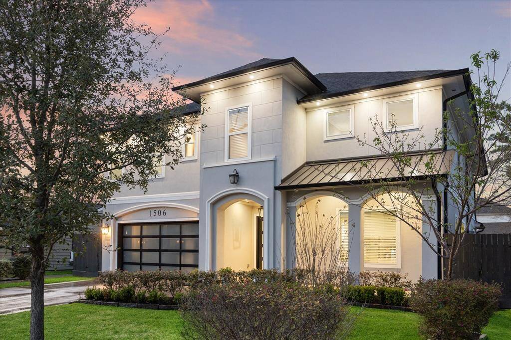Zoned to Oak Forest Elementary, this home is close to many of the best restaurants, entertainment, and shopping venues Houston has to offer.