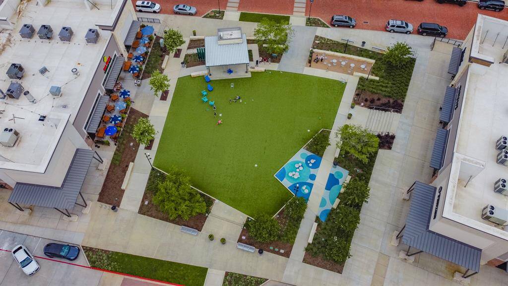 Just steps away from all that Pine Market has to offer, including the vibrant green space at the heart of the retail district—convenience and community right at your doorstep.