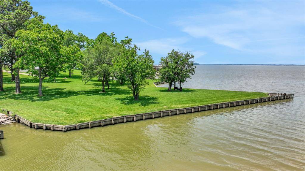 250 feet of water frontage