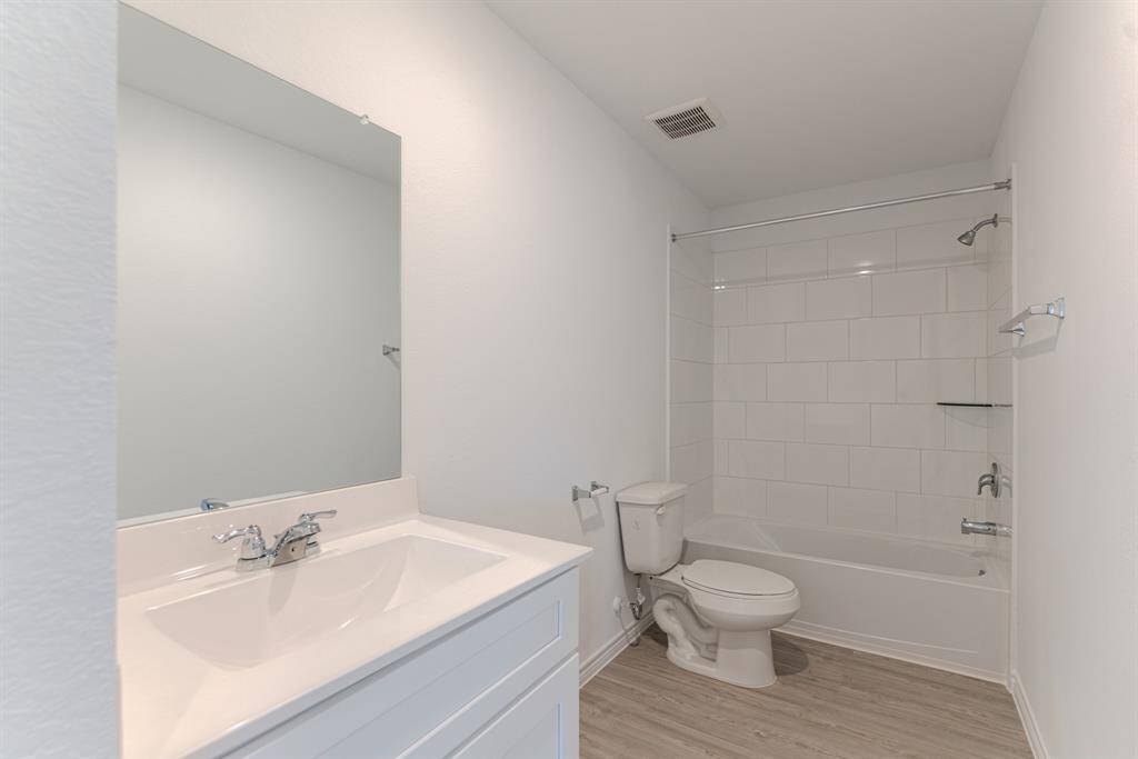 Full upstairs bathroom serving secondary bedrooms
