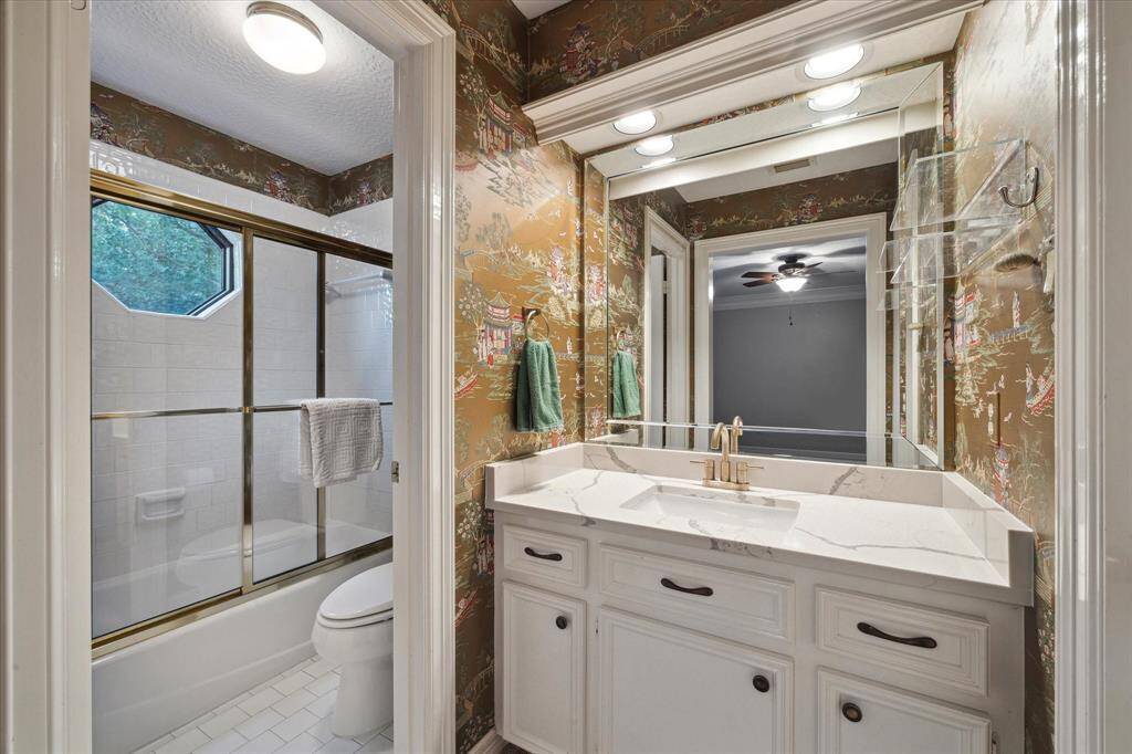 It also features a full en suite bathroom plus an oversized walk-in closet.